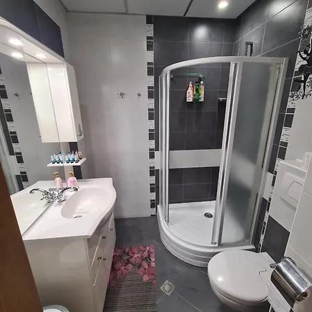 Spacious 2 Bedroom *